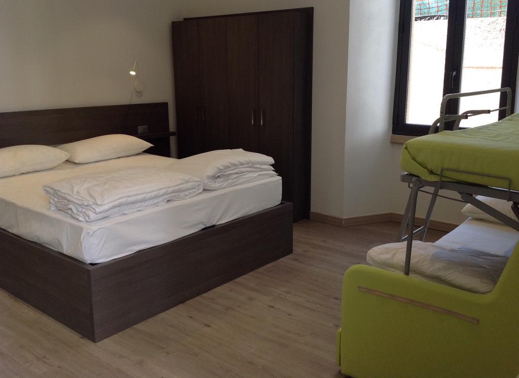 הוסטל Pieve  Campione Del Garda Surf House מראה חיצוני תמונה